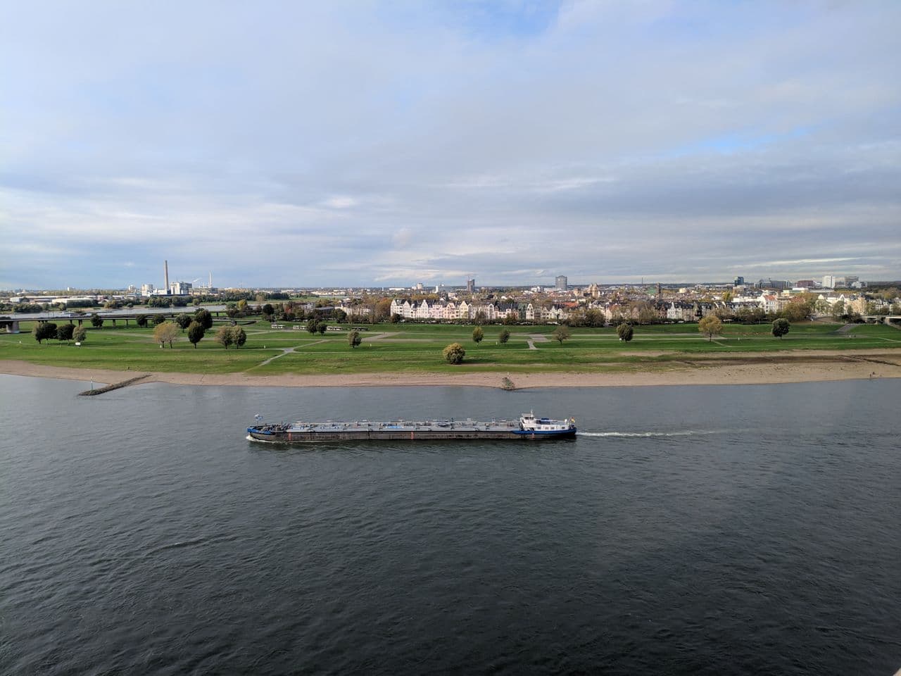 Rhine Water Levels at Kaub Drop Below 30cm, Severely Impacting Barge Capacity