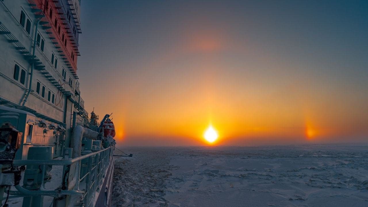 Sanctioned Russian LNG Carrier Navigates Arctic Northern Sea Route Early Season