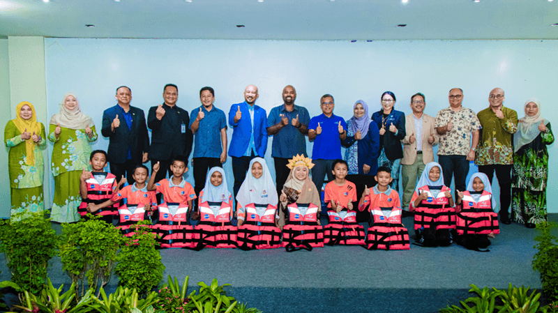 DP World and Partners Distribute Life Jackets to Malaysian School Children