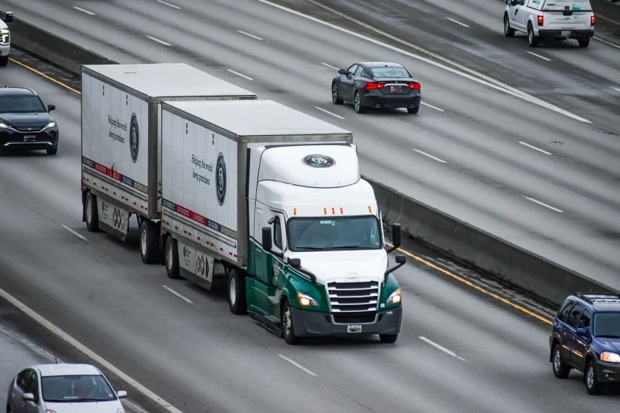 US LTL Carriers Await Increased Freight Demand Amidst Economic Uncertainty