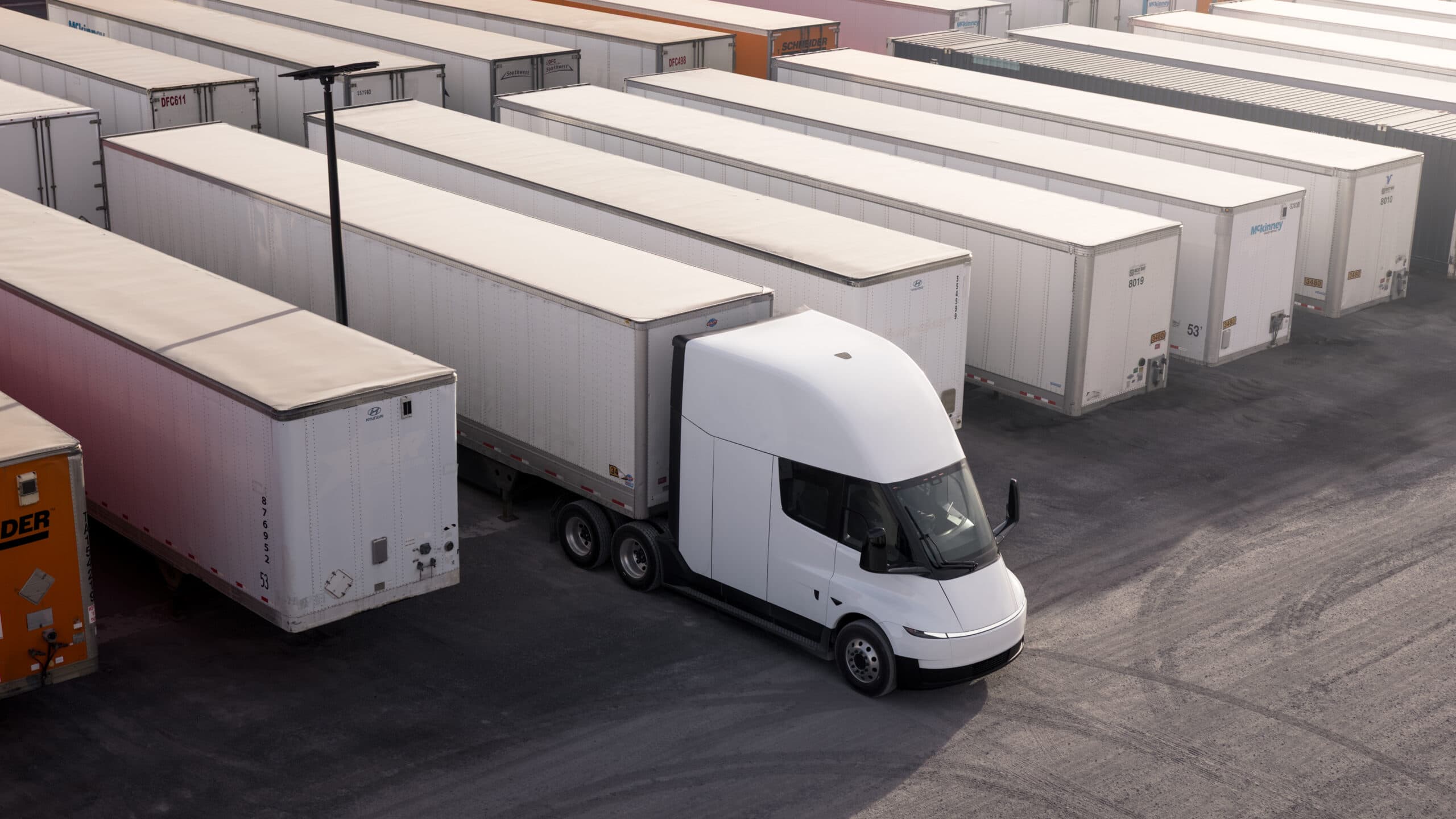 Paper Transport and Tesla Collaborate on Electric Semi Truck Trial in Chicago