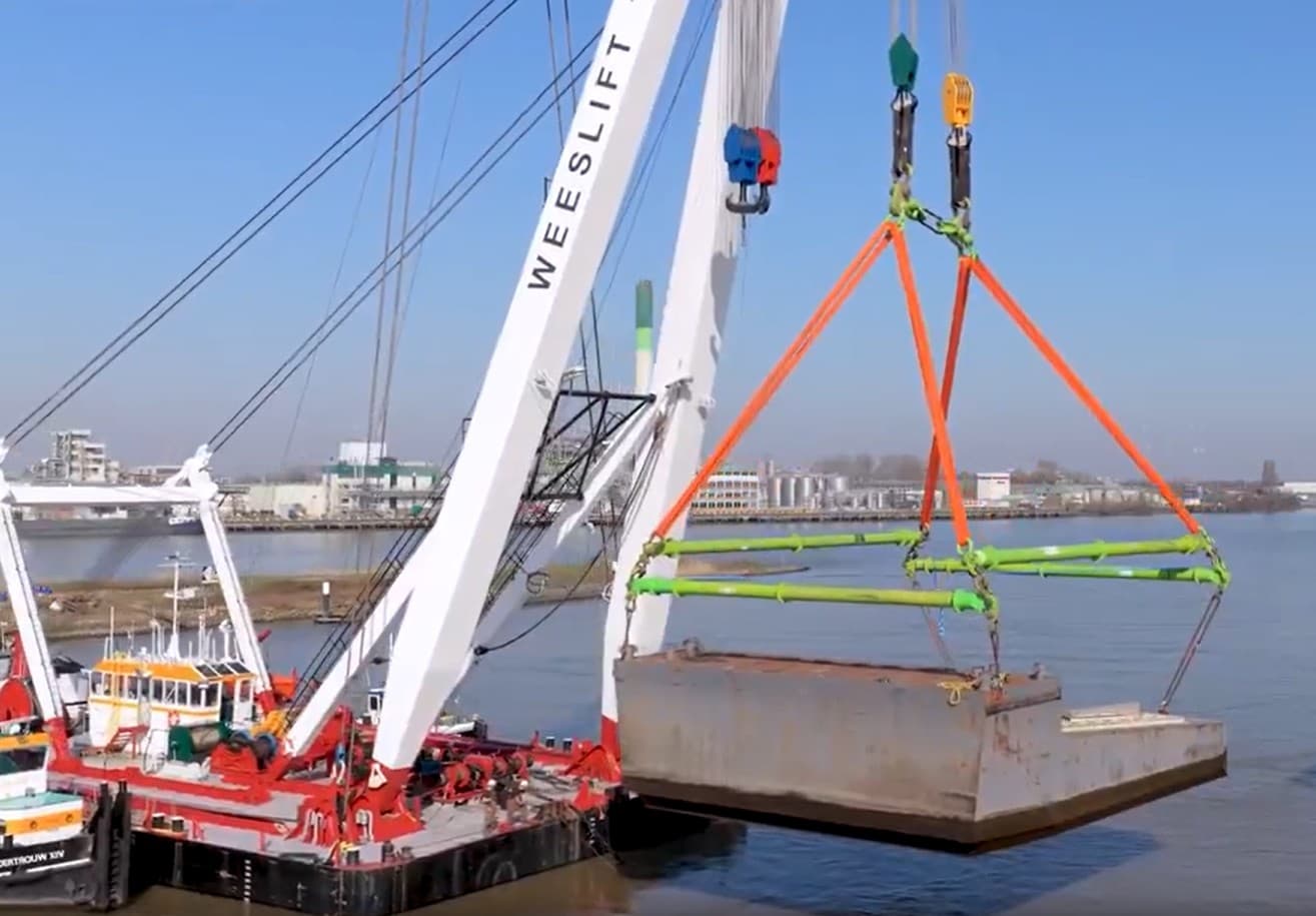 Safe Lifting Europe and Van der Wees Transporten Dry-Dock Pontoons