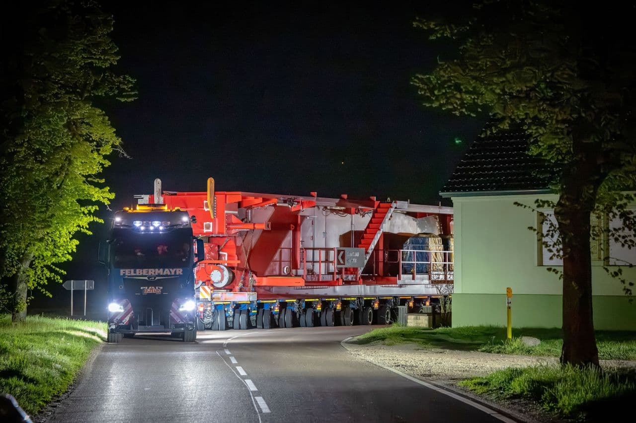 Felbermayr Transports 190-Ton Charging Cranes from Köthen to Linz