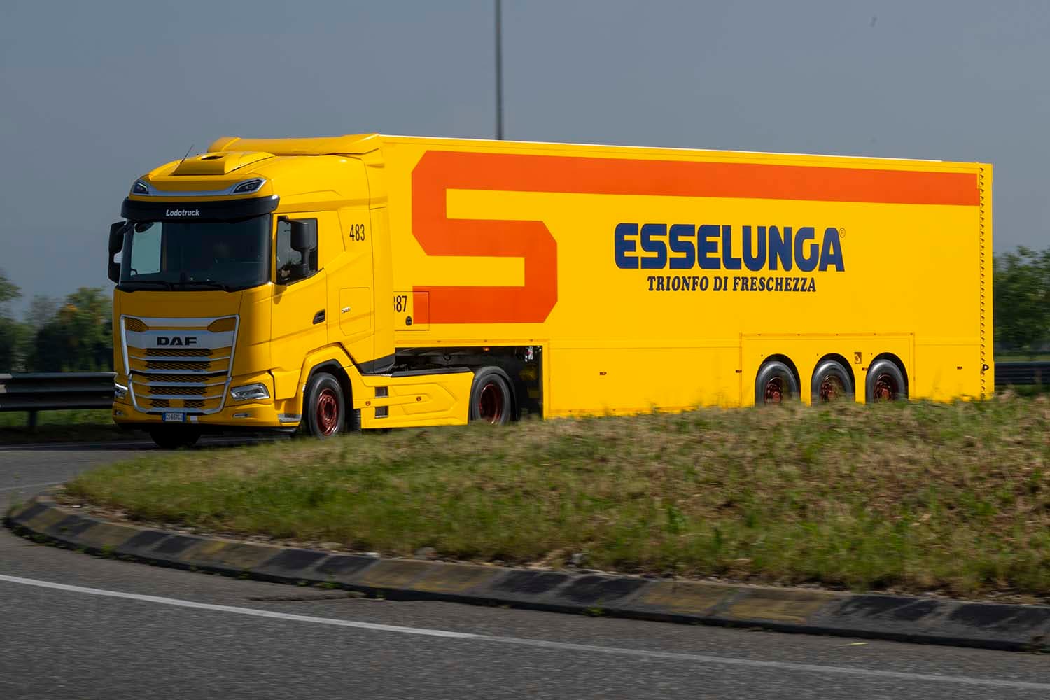 Burgers Double Deck Trailers Enhance Sustainable Retail Logistics in Italy