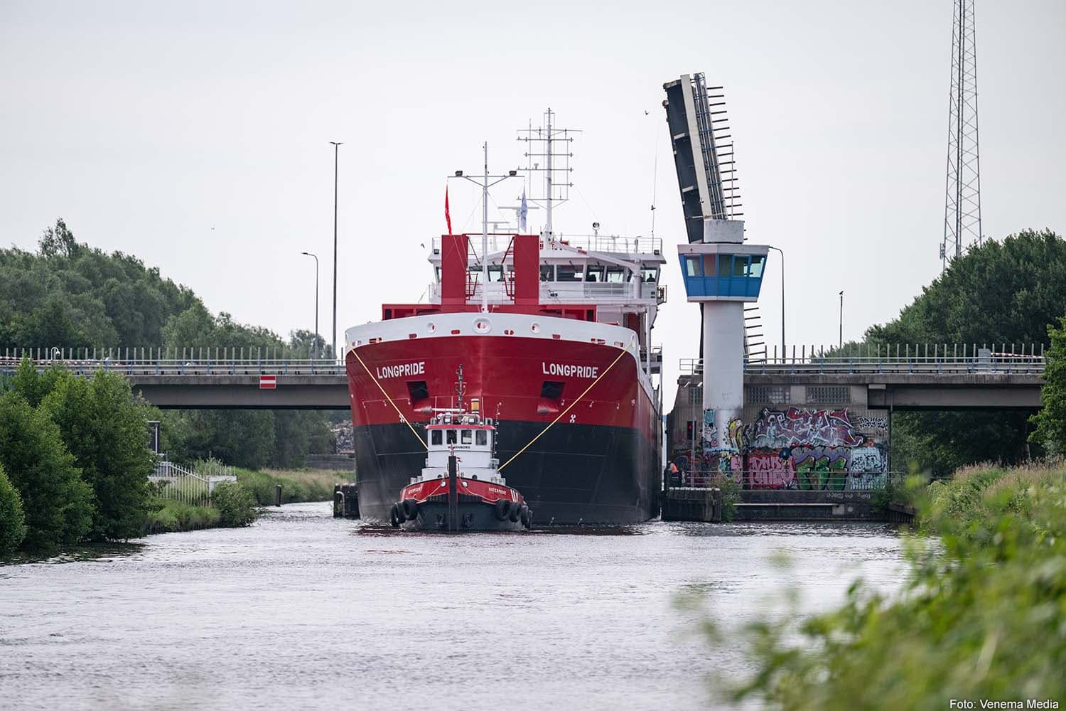Oversized Vessel Transport Causes Significant Traffic Delays in Groningen