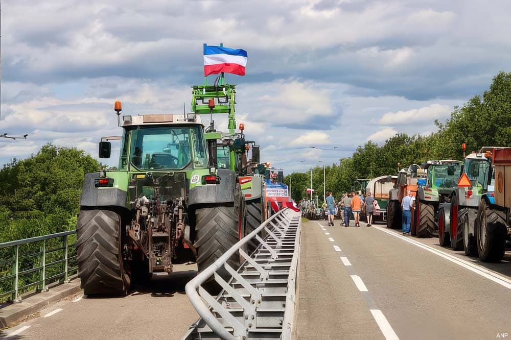 Dutch Farmers Block A1 Highway Bridge in Deurningen Over Nitrogen Plans