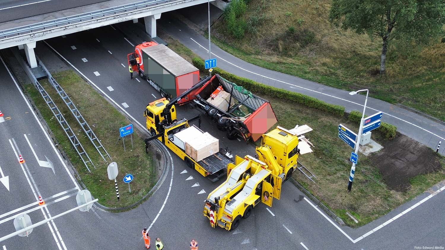 Truck Trailer Overturns on N277 in Helenaveen, Disrupting Traffic for Hours