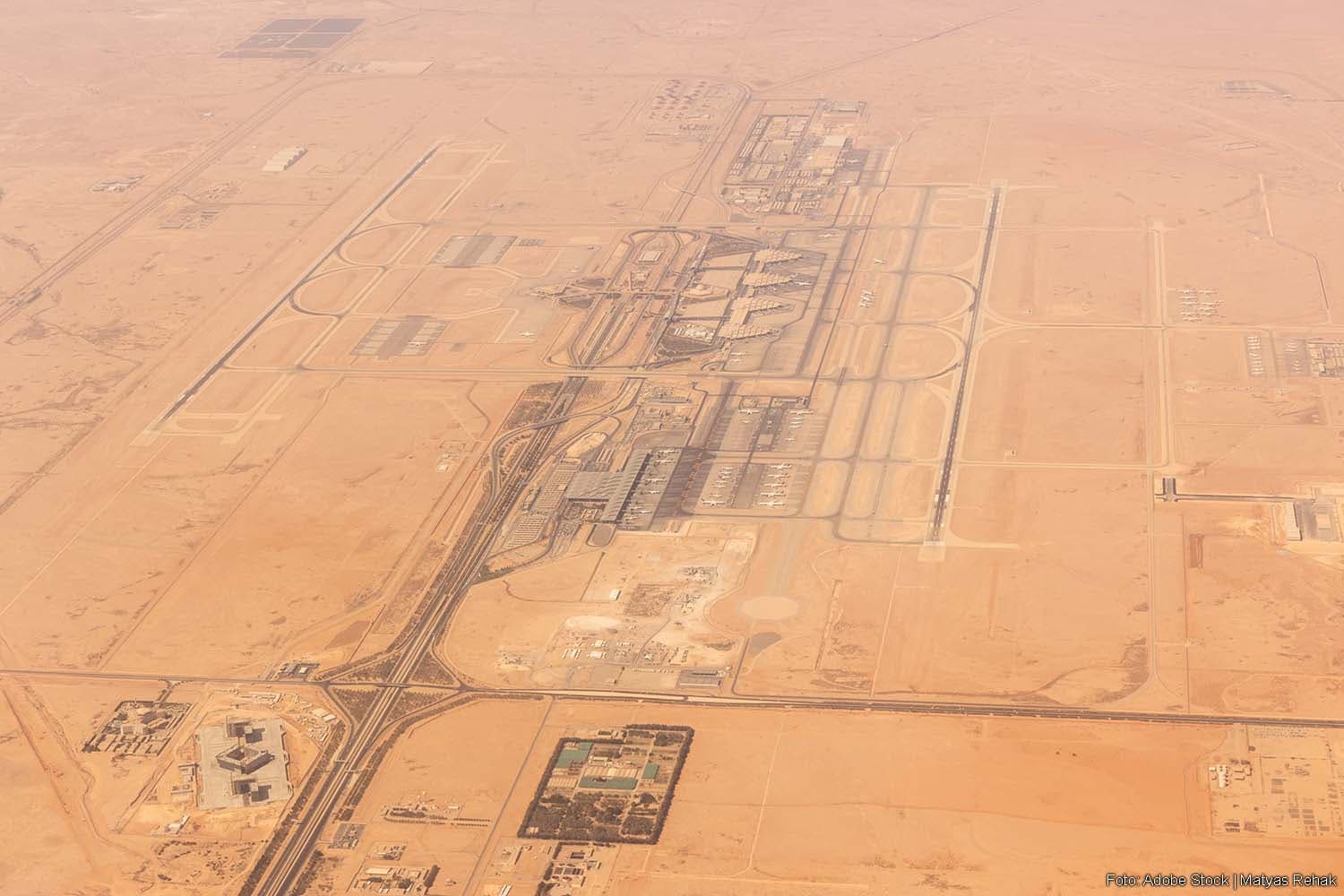Riyadh Airport Hit by New Projectile Attack, Casualties Reported