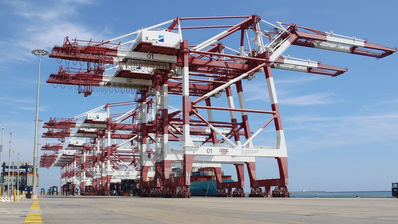 Hutchison Ports Sydney Installs New ZPMC Cranes with Gooseneck Booms