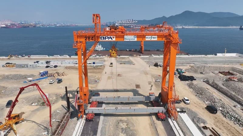 Busan New Port Receives First Automated Stacking Cranes for West Container Terminal