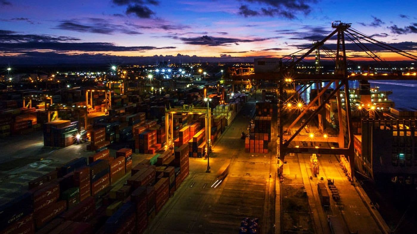 Container Stack Collapses onto Truck at Tecon Suape Terminal in Brazil