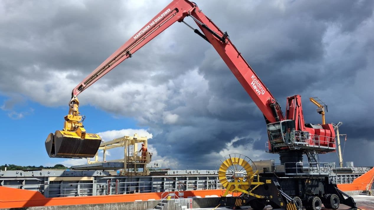 Shoreham Port Acquires New Mantsinen 140DEM Dual Power Material Handler