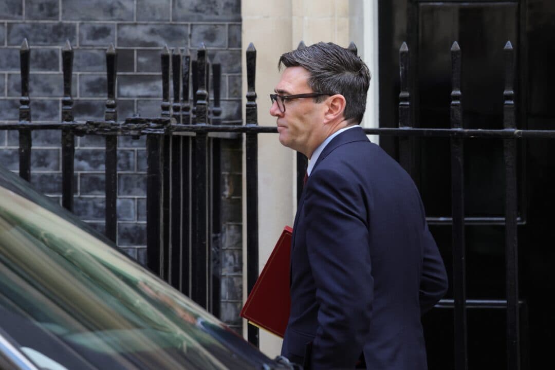 UK Prime Minister Withholds Support for NATS Chief Amid Air Traffic Disruption