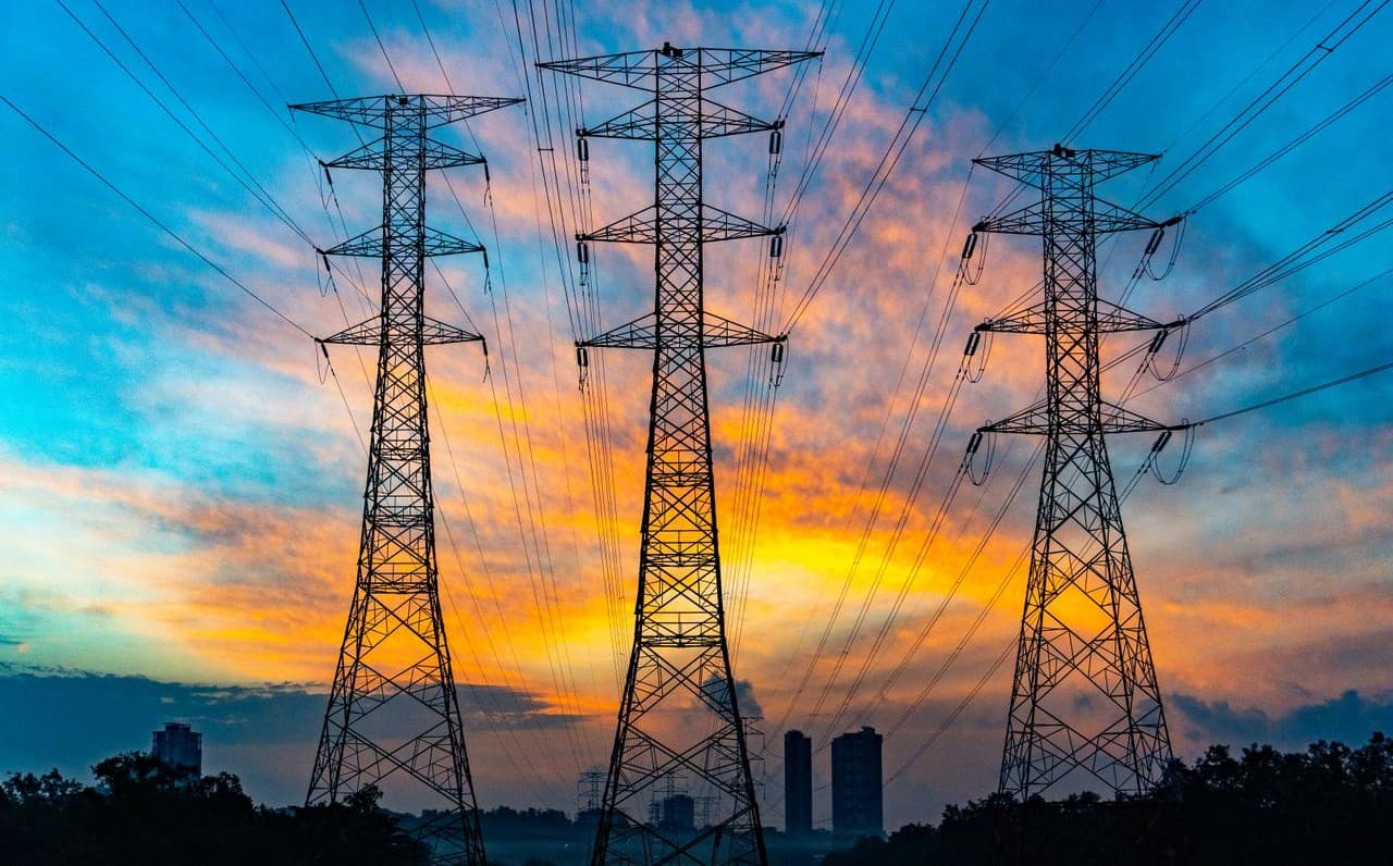 US Energy Projects Face $121 Billion Delay Amid Permitting Hurdles and Surging Grid Demand