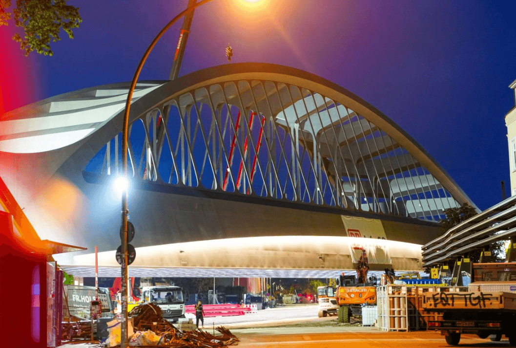 Hamburg Installs 3,700-Tonne Sternbrücke to Boost Rail Capacity