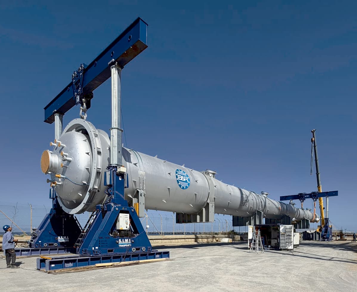 Heavy-Lift Specialists Maneuver 190-Ton Reactor Through Narrow Refinery Opening