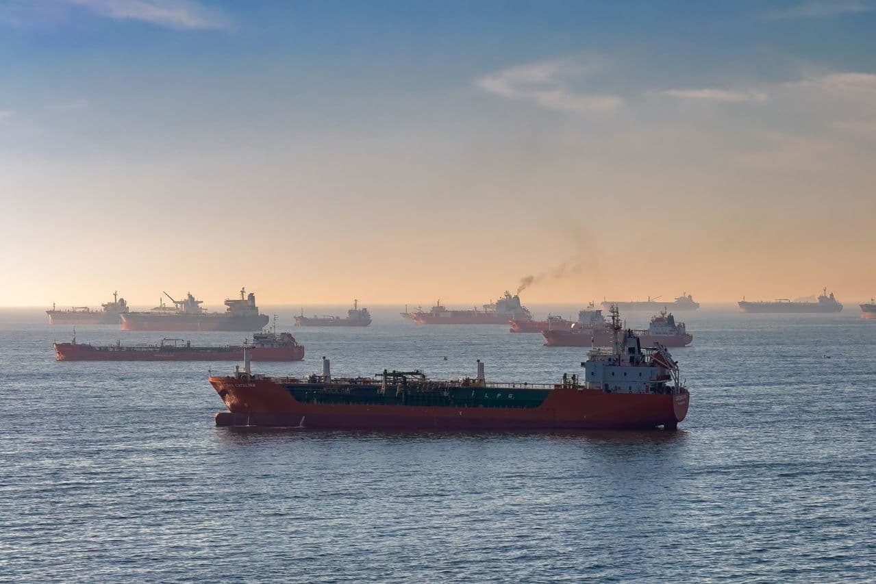 Suezmax Tanker Rates Soar Amidst Hormuz Tensions, Reshaping Crude Oil Trade
