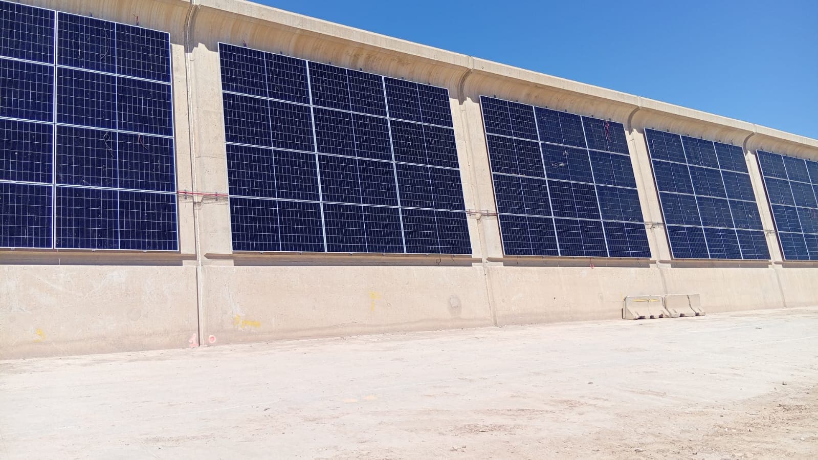 Valenciaport Advances Vertical Solar Panel Installation for Green Energy Transition