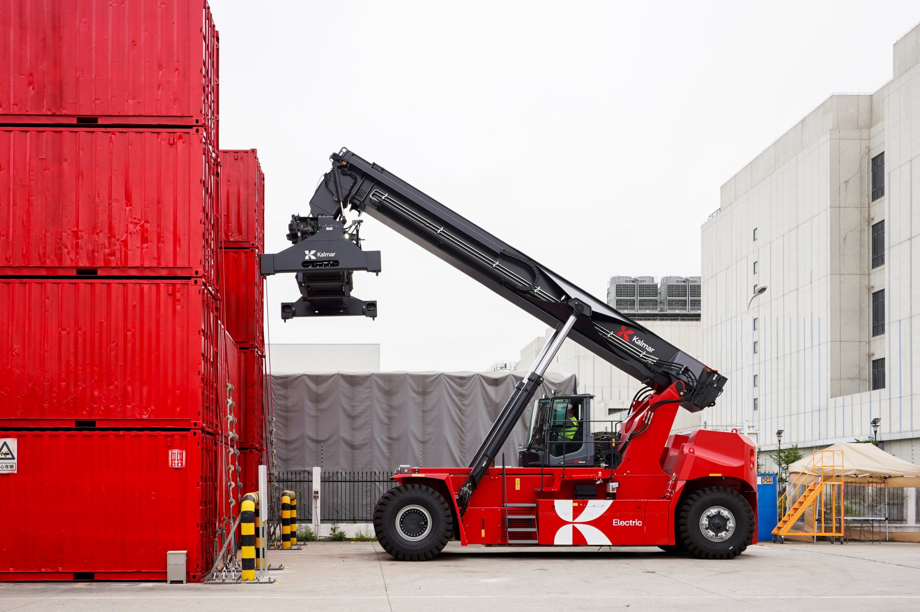Kalmar Secures Order for Electric Reachstackers from Steinweg in Rotterdam