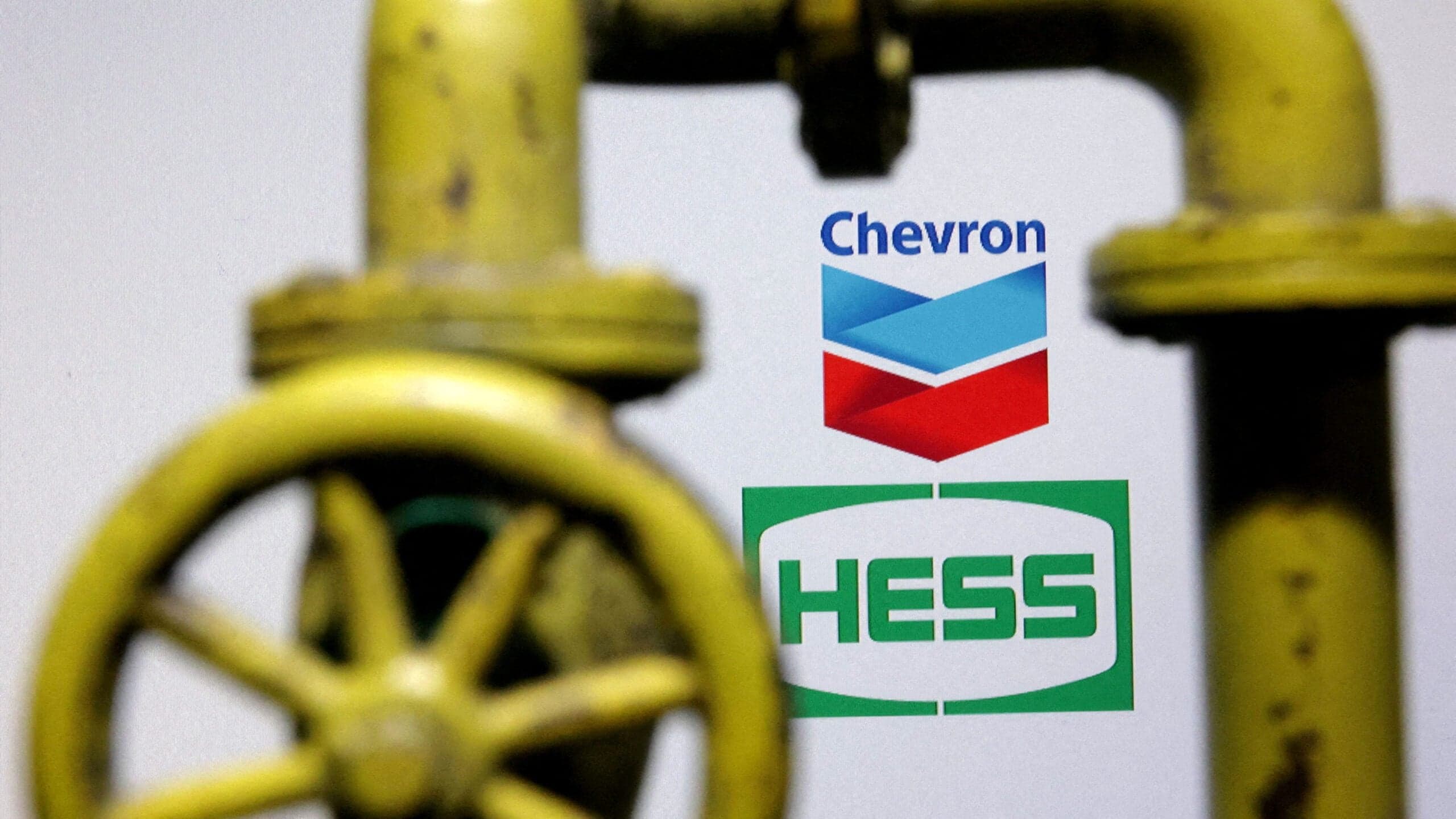 US Oil Companies Anticipate Strong Profits Amidst Political Pressure on Fuel Prices