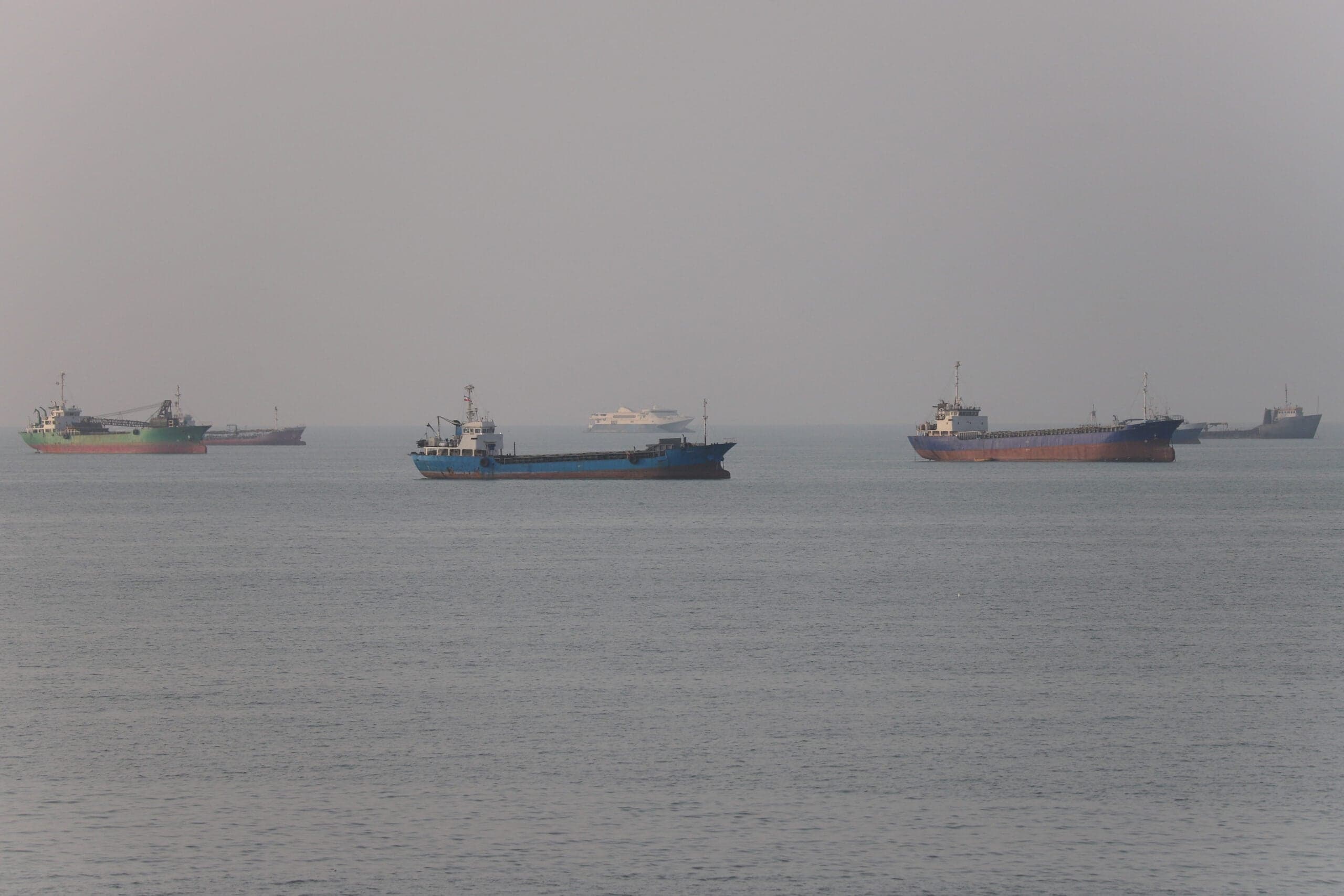 Stranded Oil Tankers Depart Strait of Hormuz, Increasing Global Supply