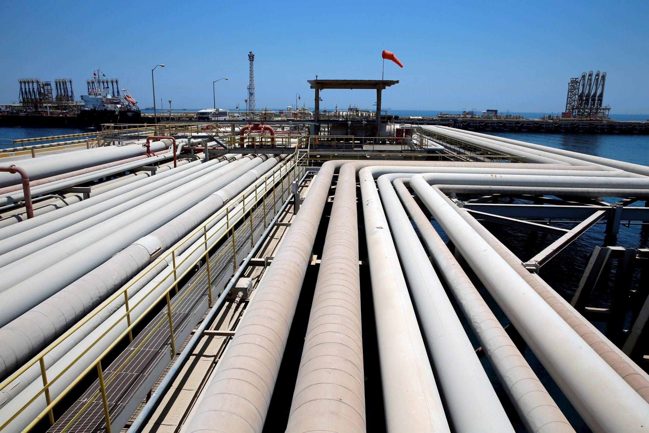 Saudi Aramco Boosts Ras Tanura Oil Exports, Shifts to Spot Sales for Asia