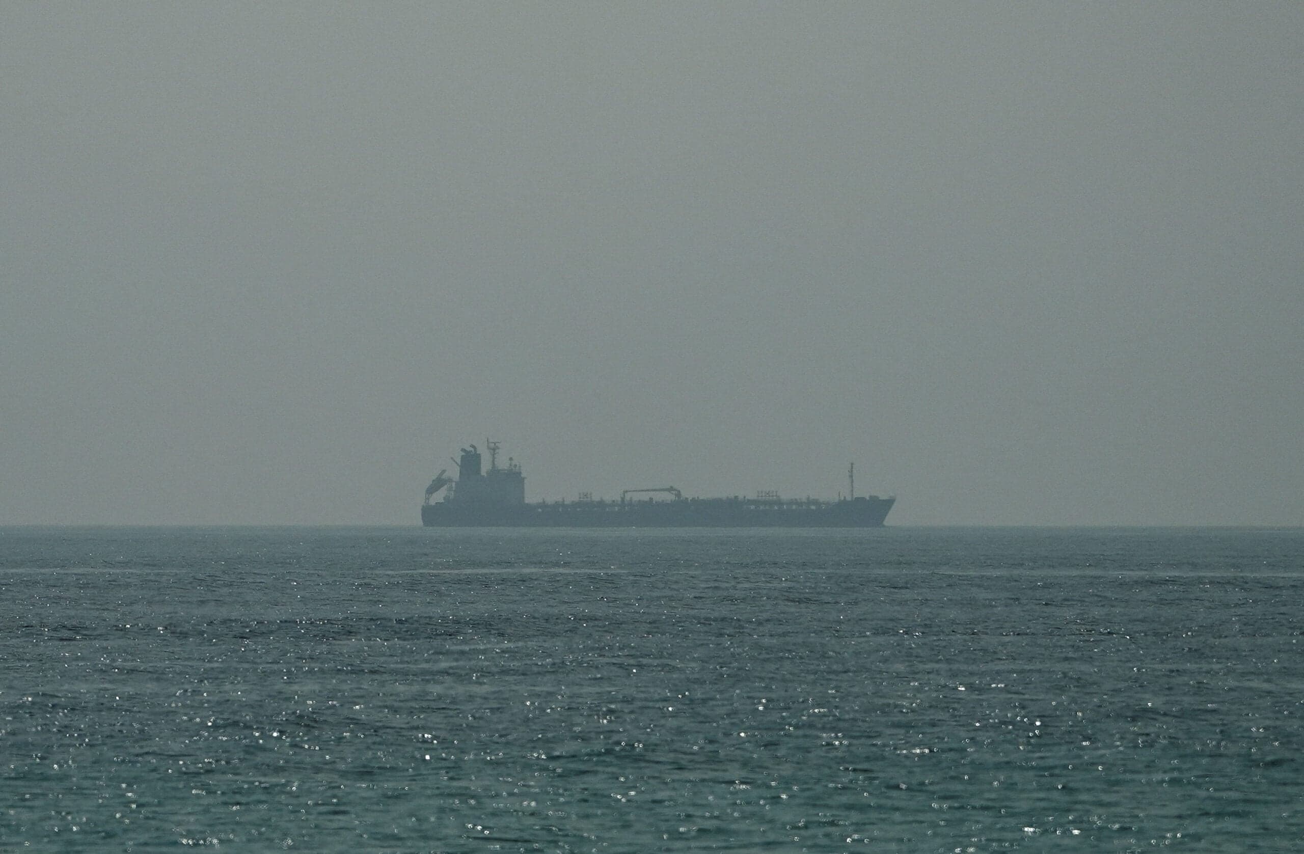 Oil Tanker Traffic Halts in Strait of Hormuz Amid Escalating US-Iran Tensions