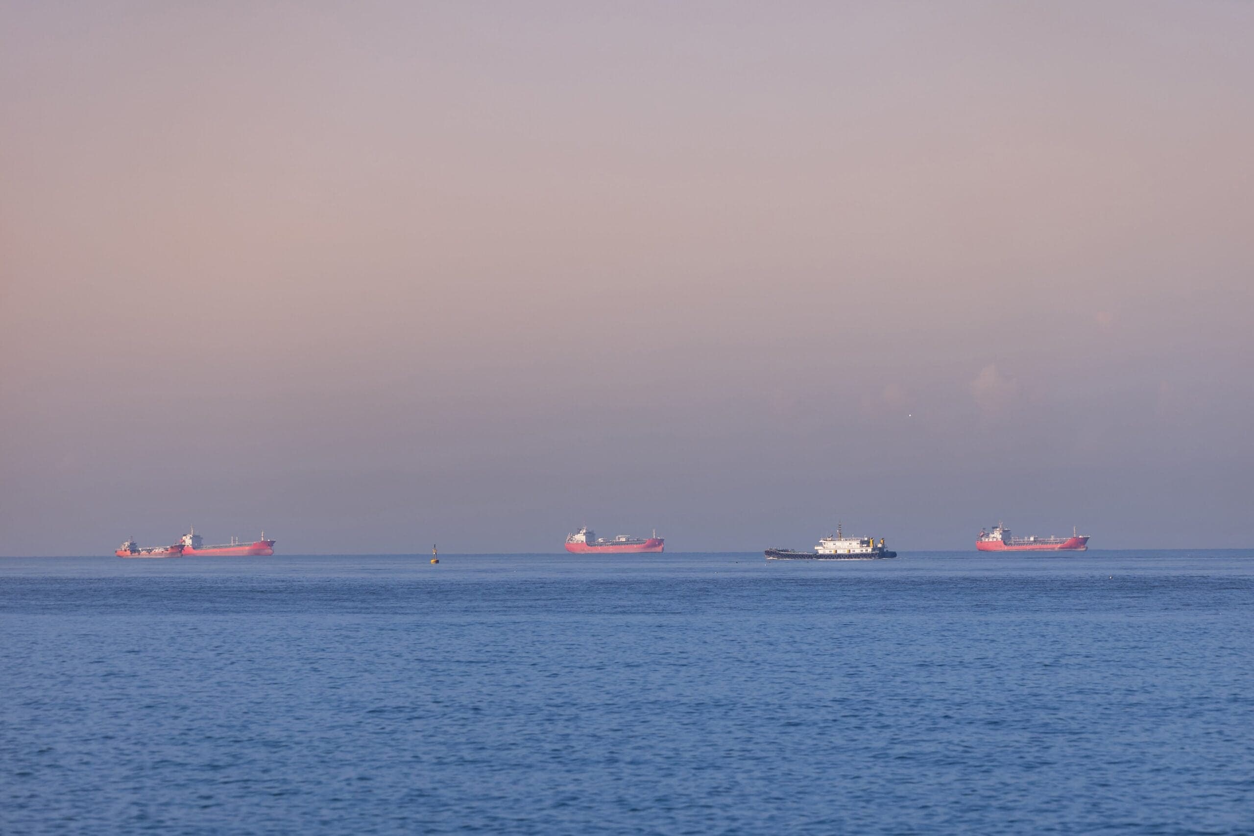 IMO Directs Vessels to Hold Position in Persian Gulf Amid Evacuation Efforts