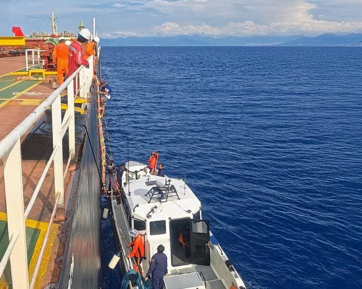 Bulk Carrier Crew Rescues Fishermen from Sinking Vessel Off Philippines