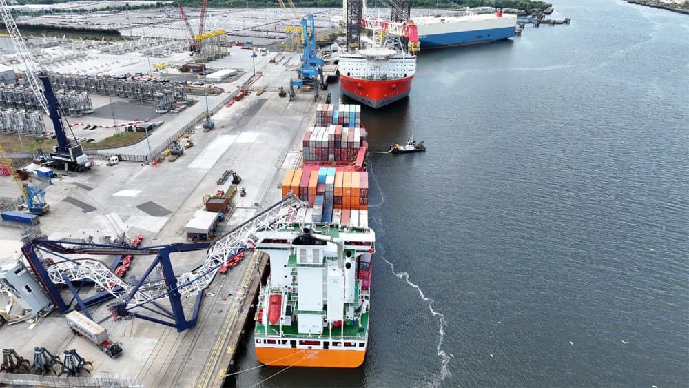 River Tyne Closure Planned for Containership and Crane Removal