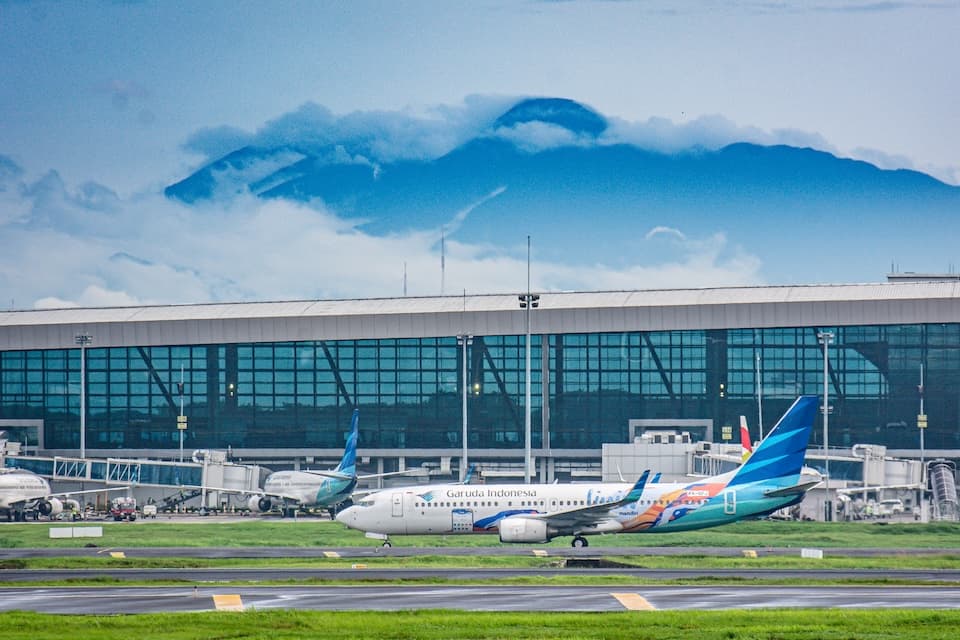 Indonesian Airports Resume Operations Following Volcanic Eruption Disruption