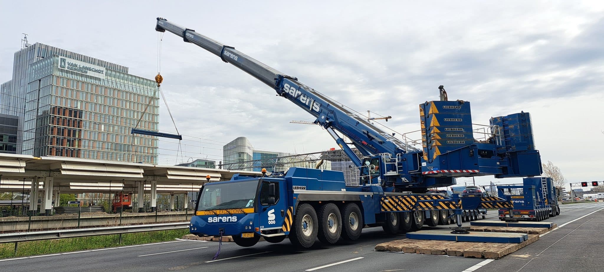 Sarens Executes Critical Heavy-Lift Operation at Amsterdam Zuid Station