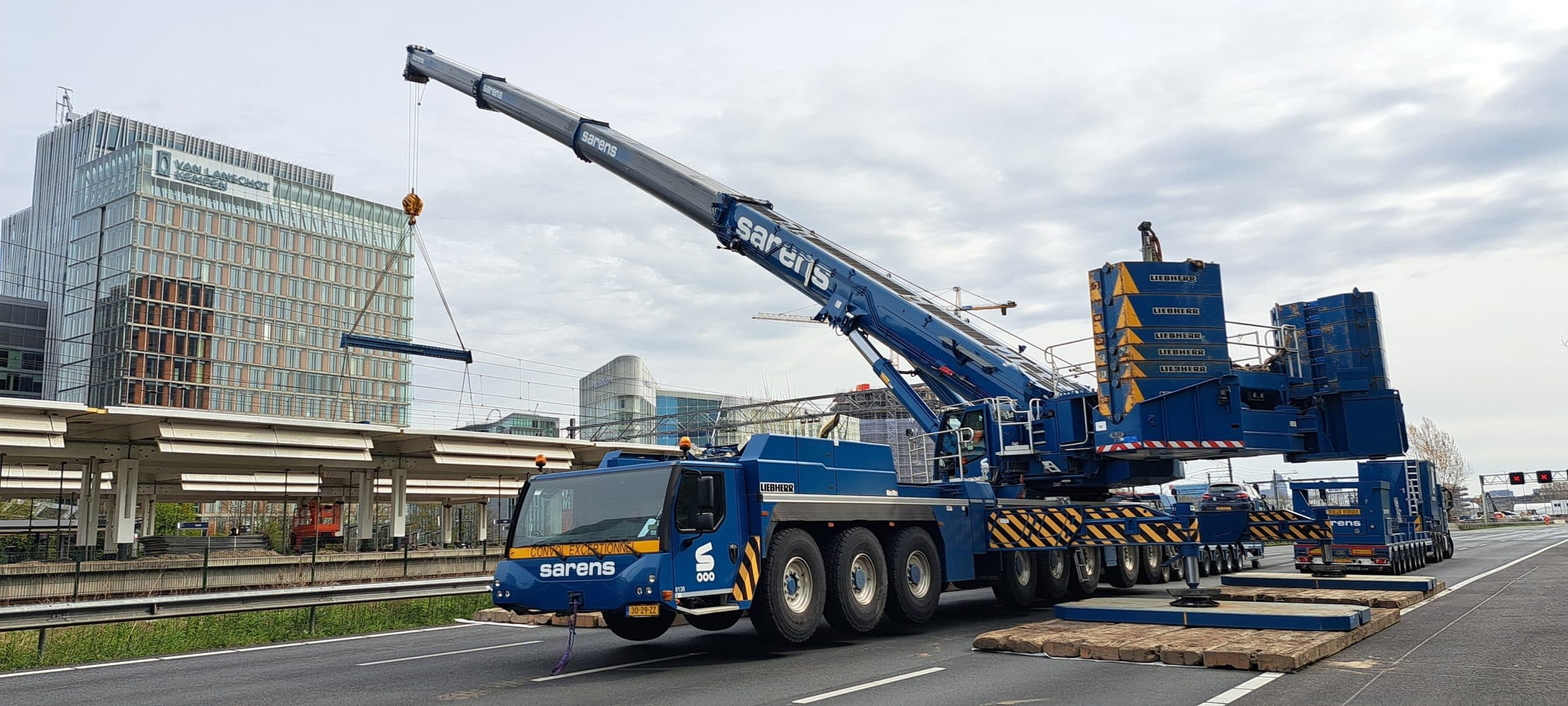 Sarens Completes Rapid Canopy Removal at Amsterdam Station Zuid During A10 Closure