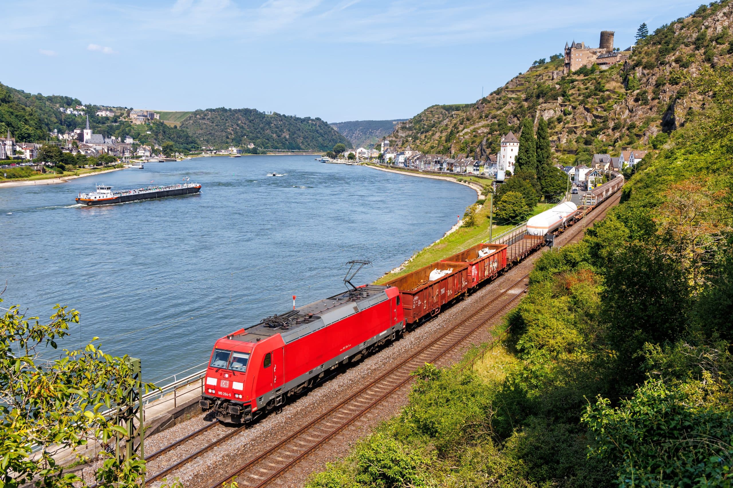 DB Cargo Boosts Rhine Rail Capacity with 400 Wagons Amid Low Water Levels