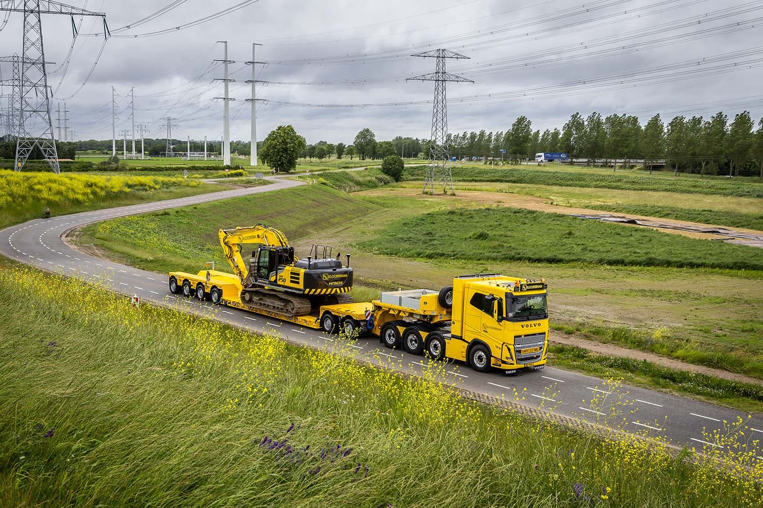 Kloosterman Expands Heavy Transport Fleet with New Volvo FH16 and Broshuis Low-Loader