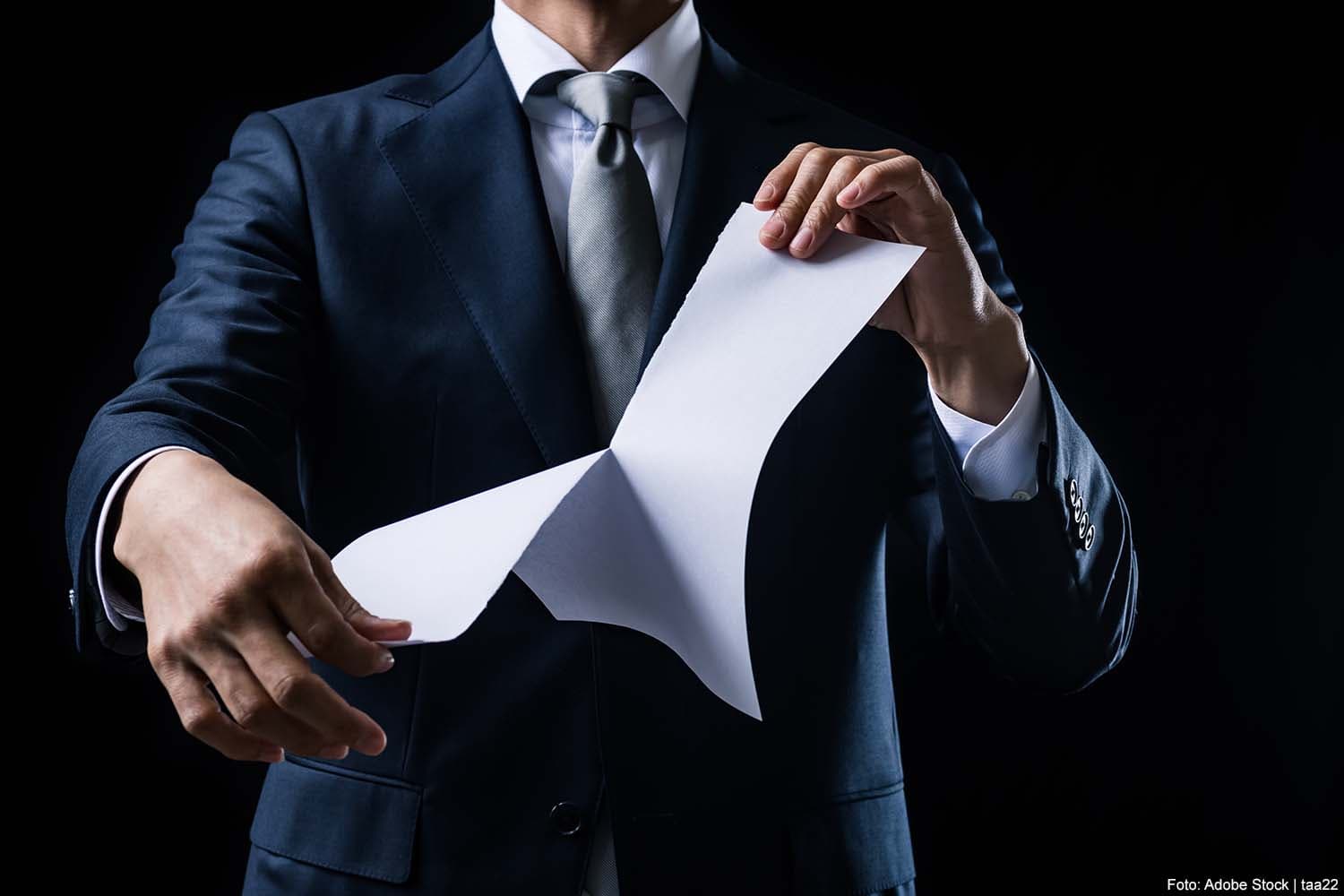 Dutch Court Overturns Truck Driver's Dismissal for Alleged Time Card Errors
