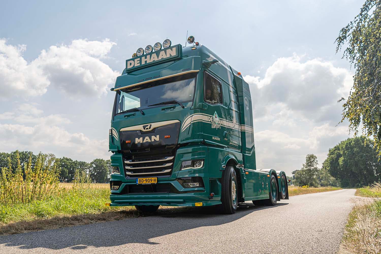De Haan Transport Deploys First MAN hTGX Hydrogen Truck for Heavy Haulage