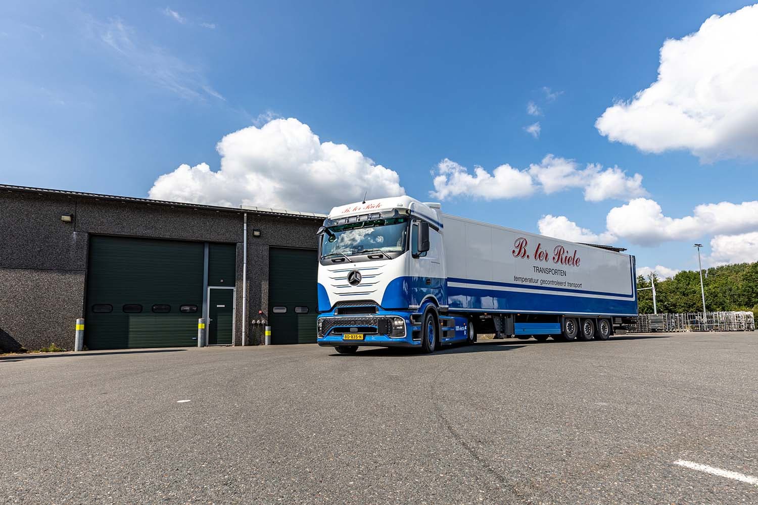 Ter Riele Integrates First Mercedes-Benz eActros 600 into Fleet for Electric Transport