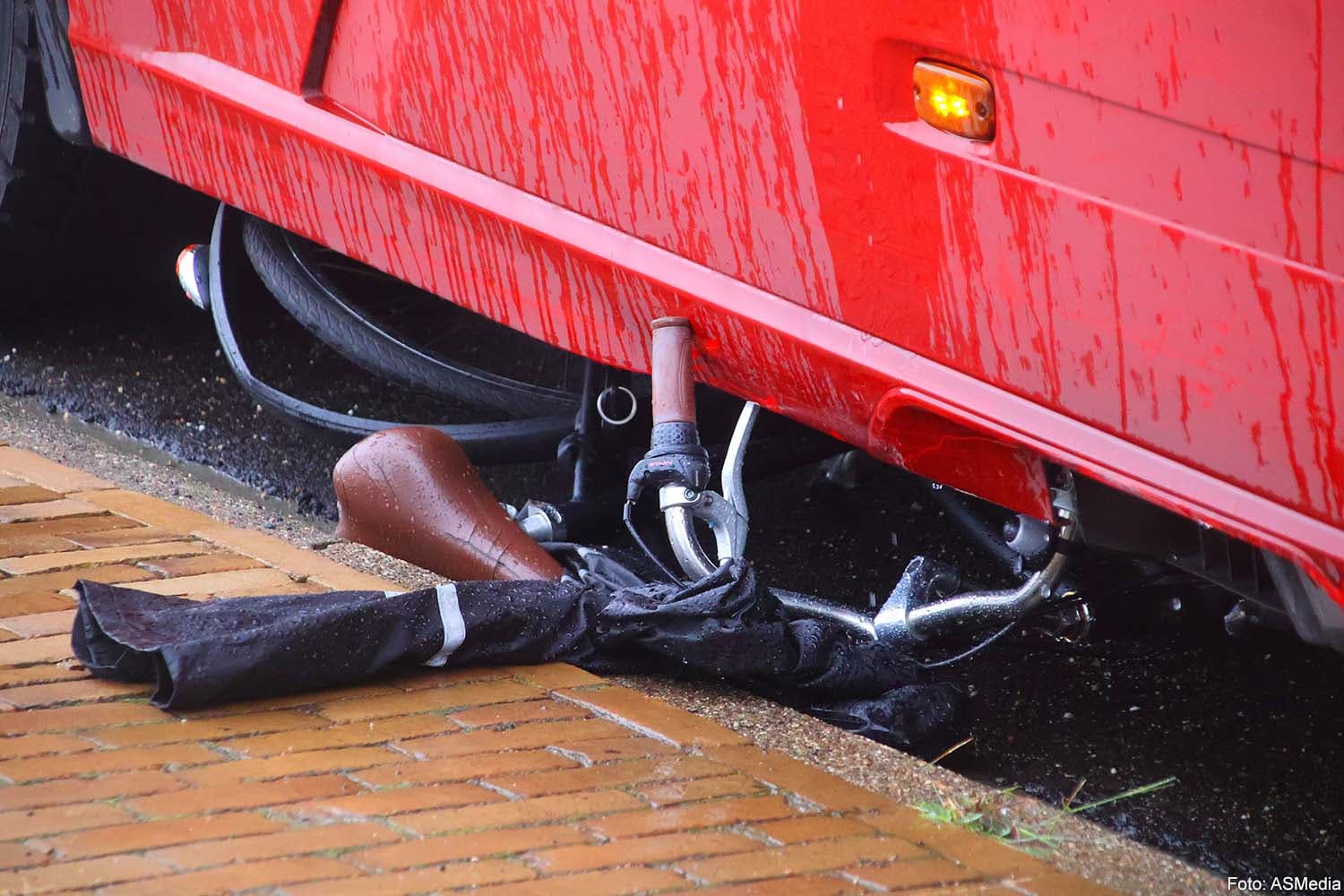 Cyclist Seriously Injured in Collision with Truck in Leiden, Causing Traffic Delays