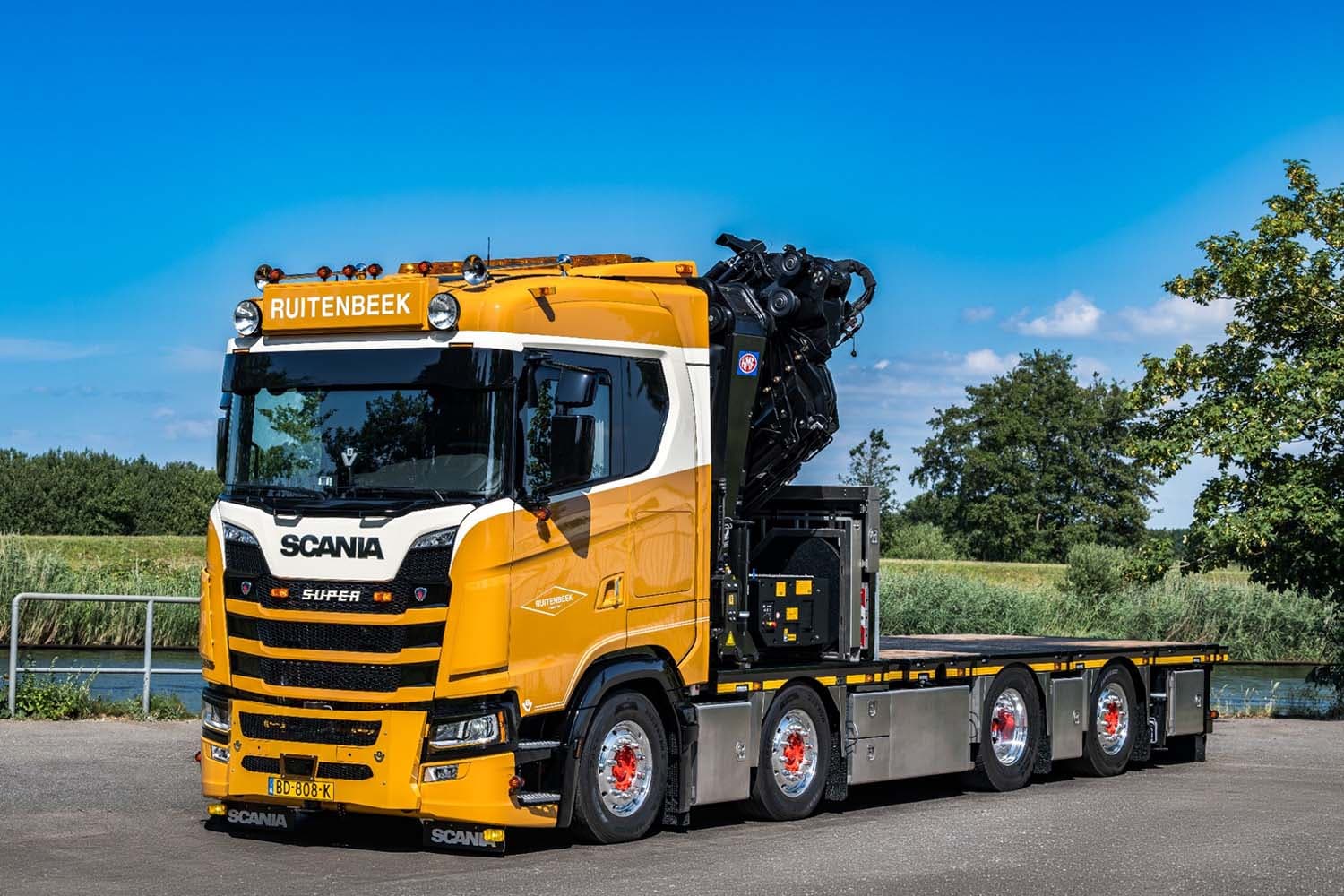 Ruitenbeek Transport Adds New Scania 660S V8 with 95 Ton-Meter Crane