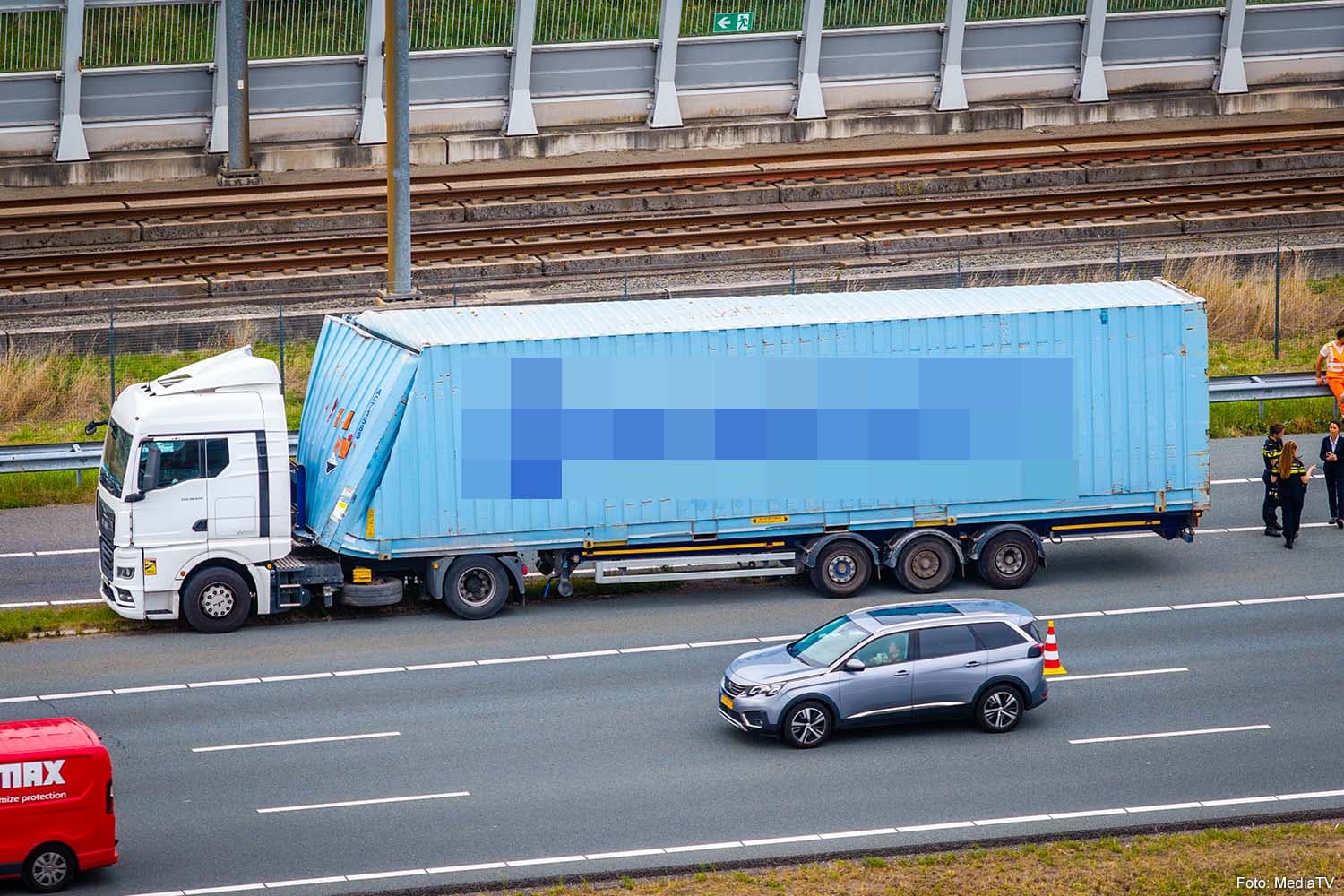 Overheight Truck Strikes Aquaduct on A4 Near The Hague, Causing Debris and Lane Closure