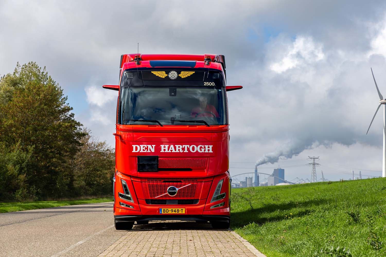 Royal Den Hartogh Logistics Acquires 2,500th Volvo Truck