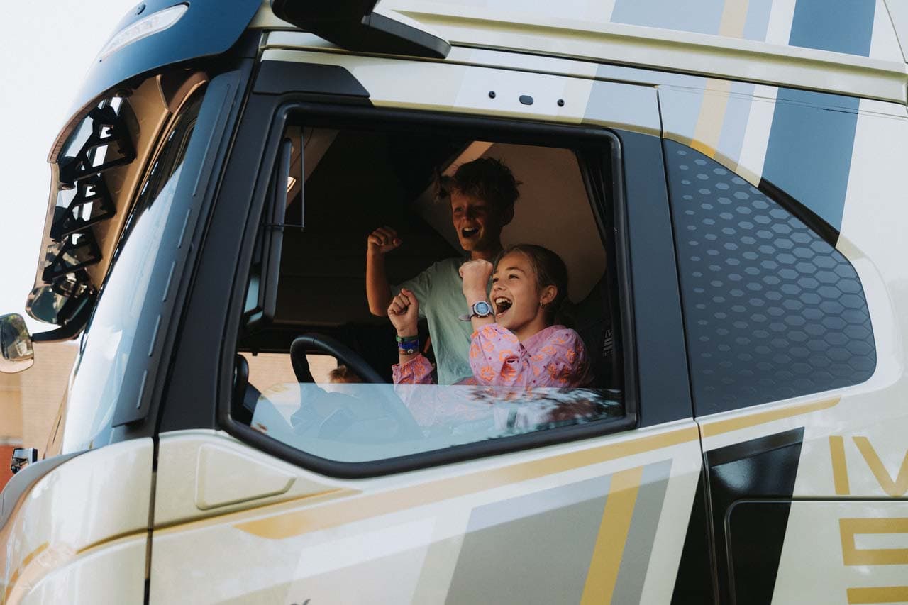 Dutch Public Overestimates Truck Blind Spot Awareness, Study Reveals