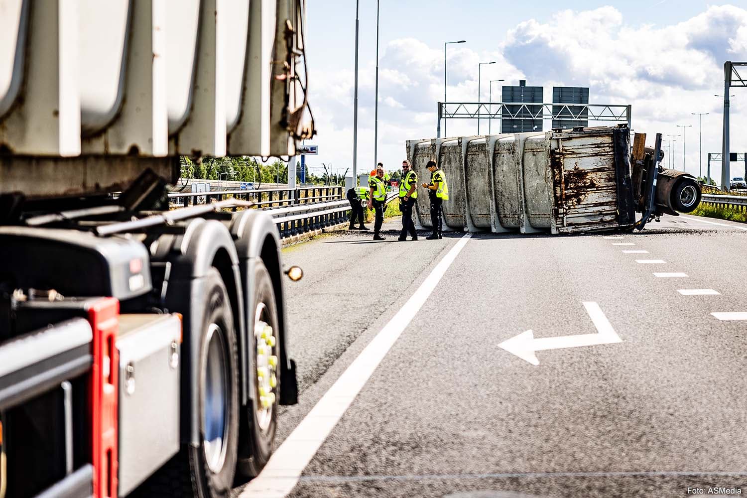 Truck Trailer Detaches, Container Overturns on A15 Near Rotterdam
