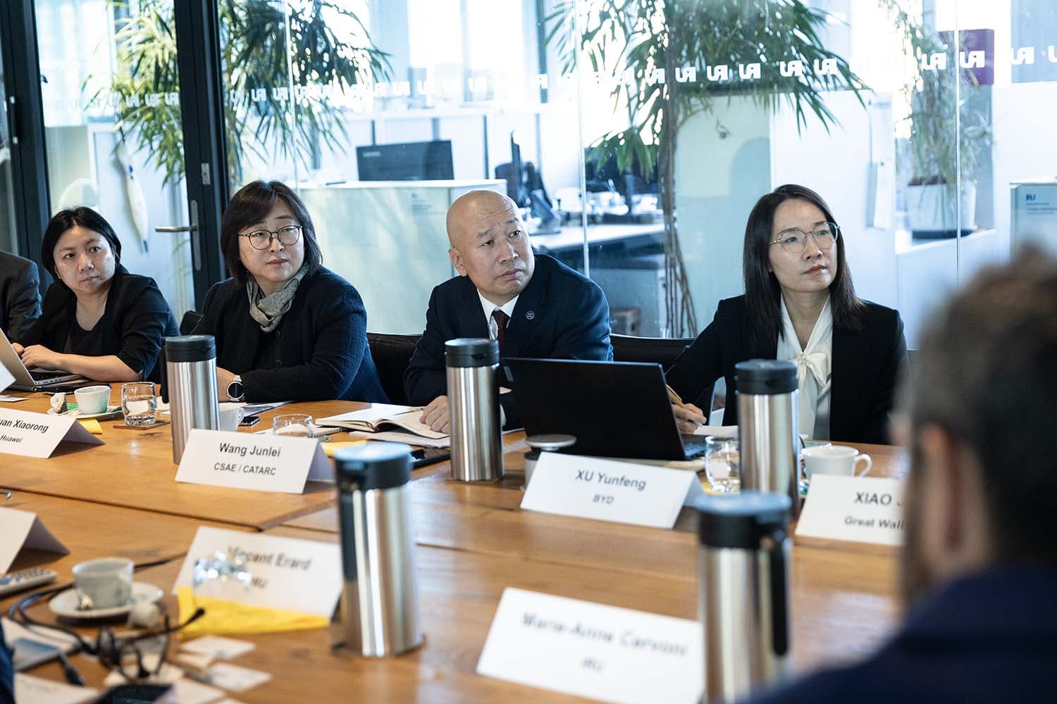 IRU Hosts Chinese Automakers and Tech Firms for Talks on International Road Transport