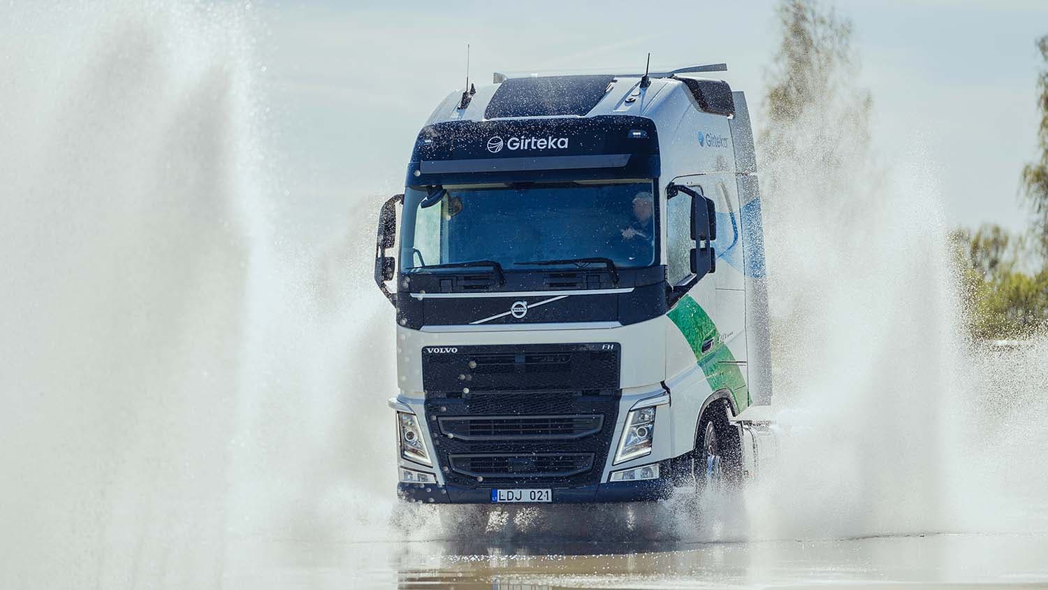 Girteka Study Reveals Varied Driver Reactions to Sudden Visibility Loss from Truck Spray