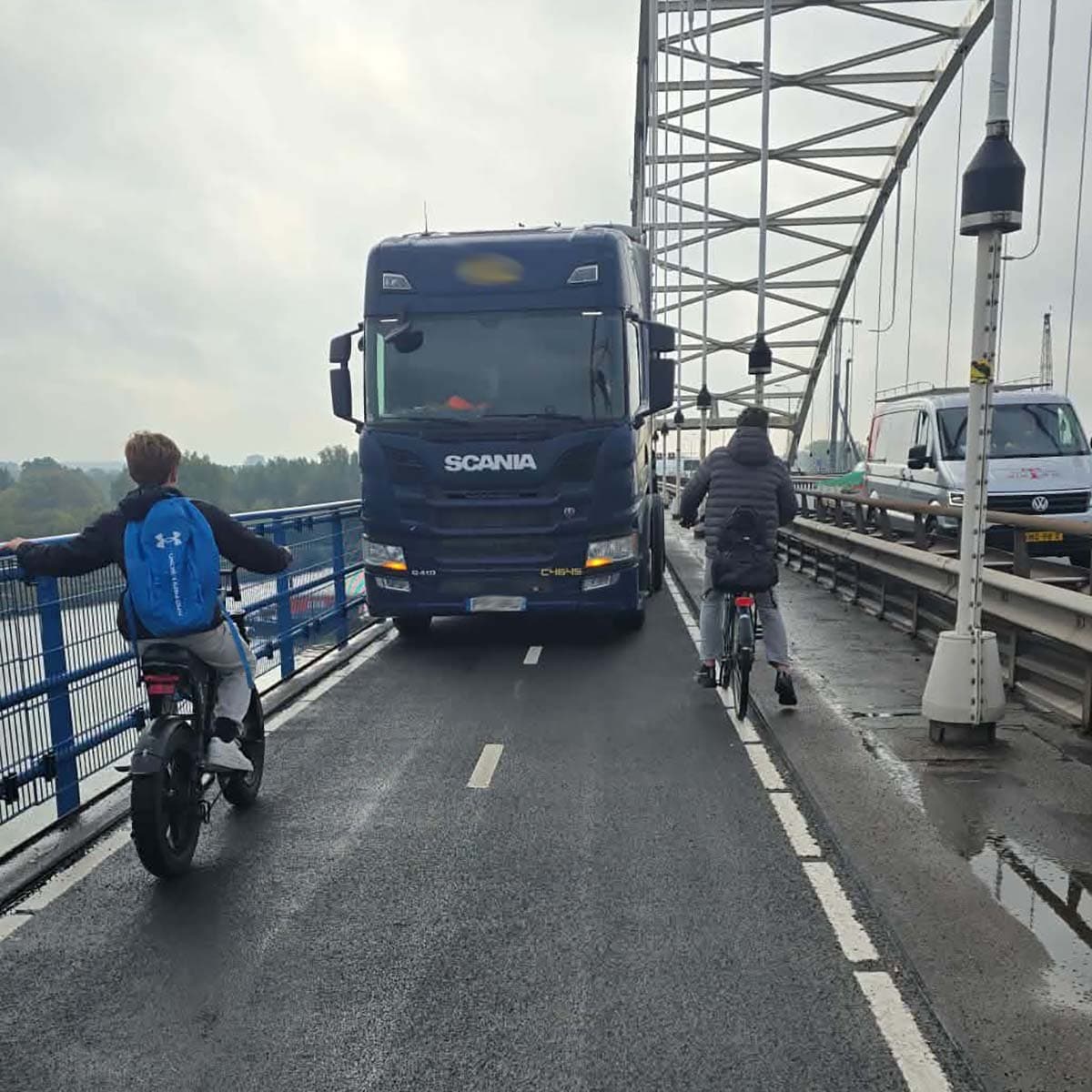 Truck Driver Illegally Uses Bicycle Path on Restricted Merwedebrug