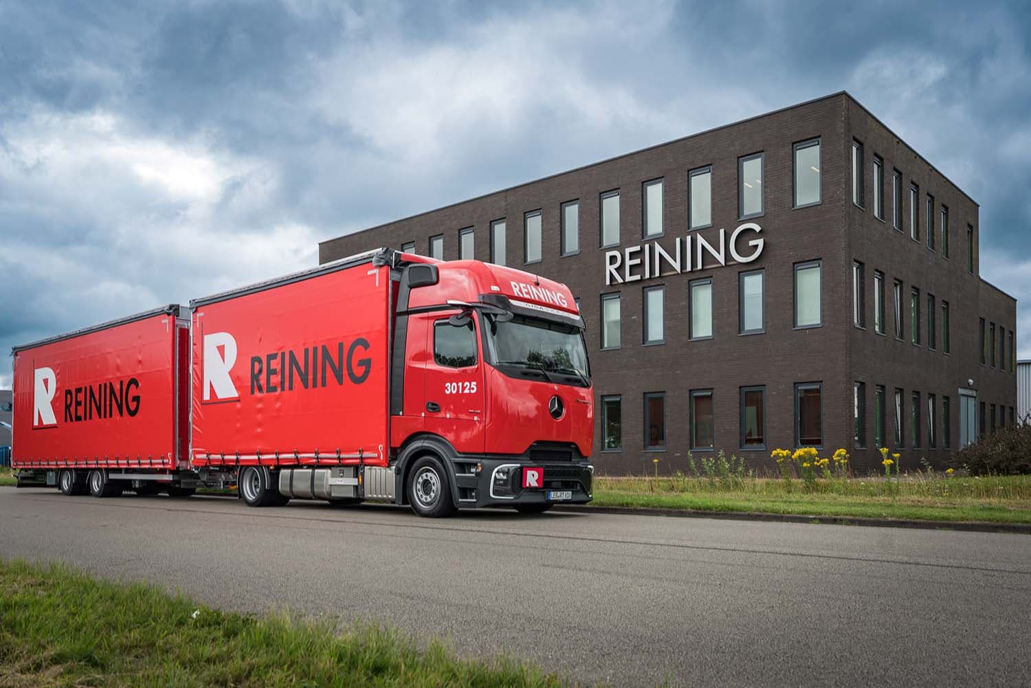 Reining Expands Fleet with 29 Mercedes-Benz Actros Trucks, Adds First eActros 600 EV