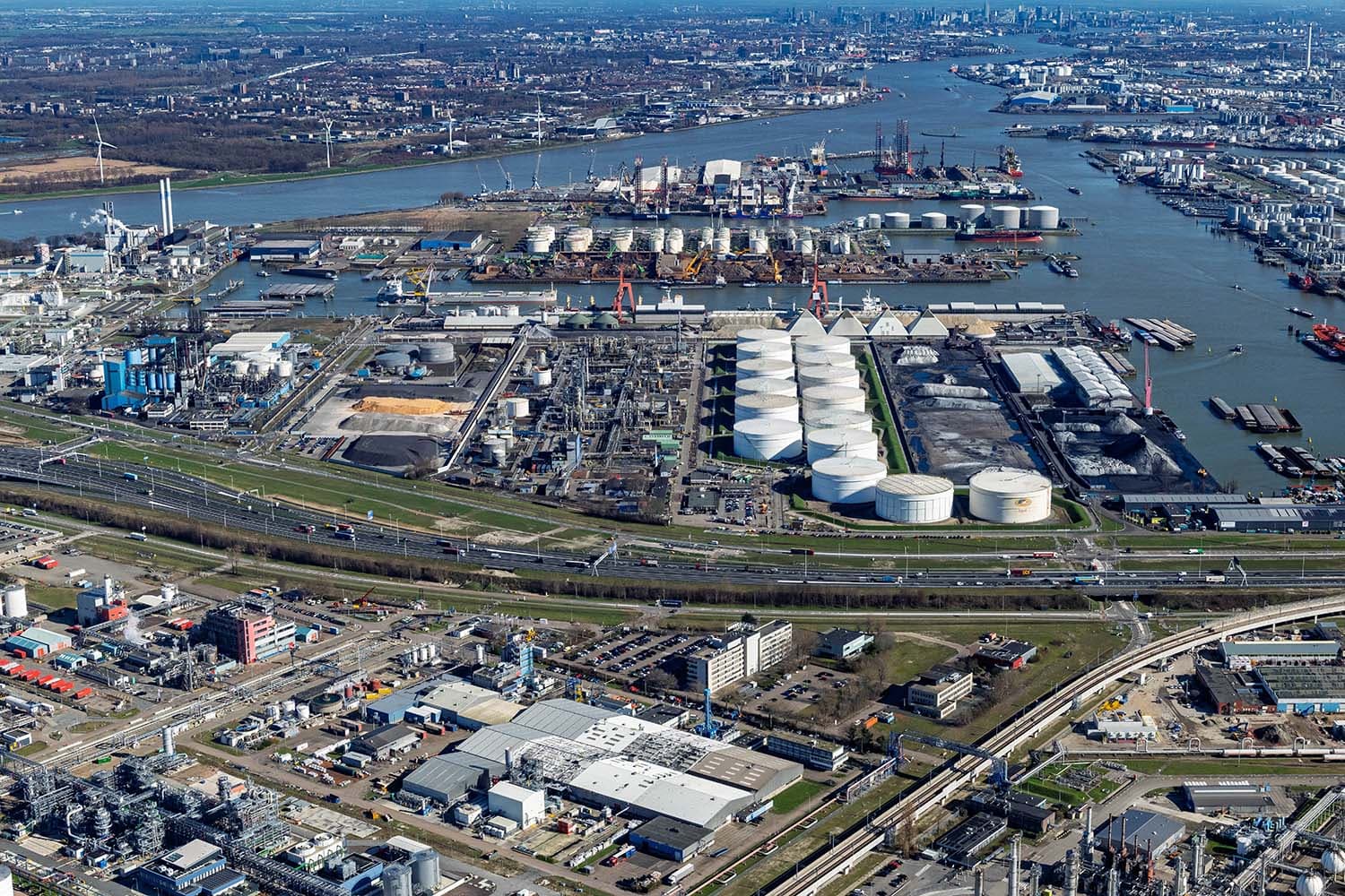 Rotterdam Port Cargo Throughput Rises 0.9% in Q1-Q3 2026, Hinterland Container Traffic Grows
