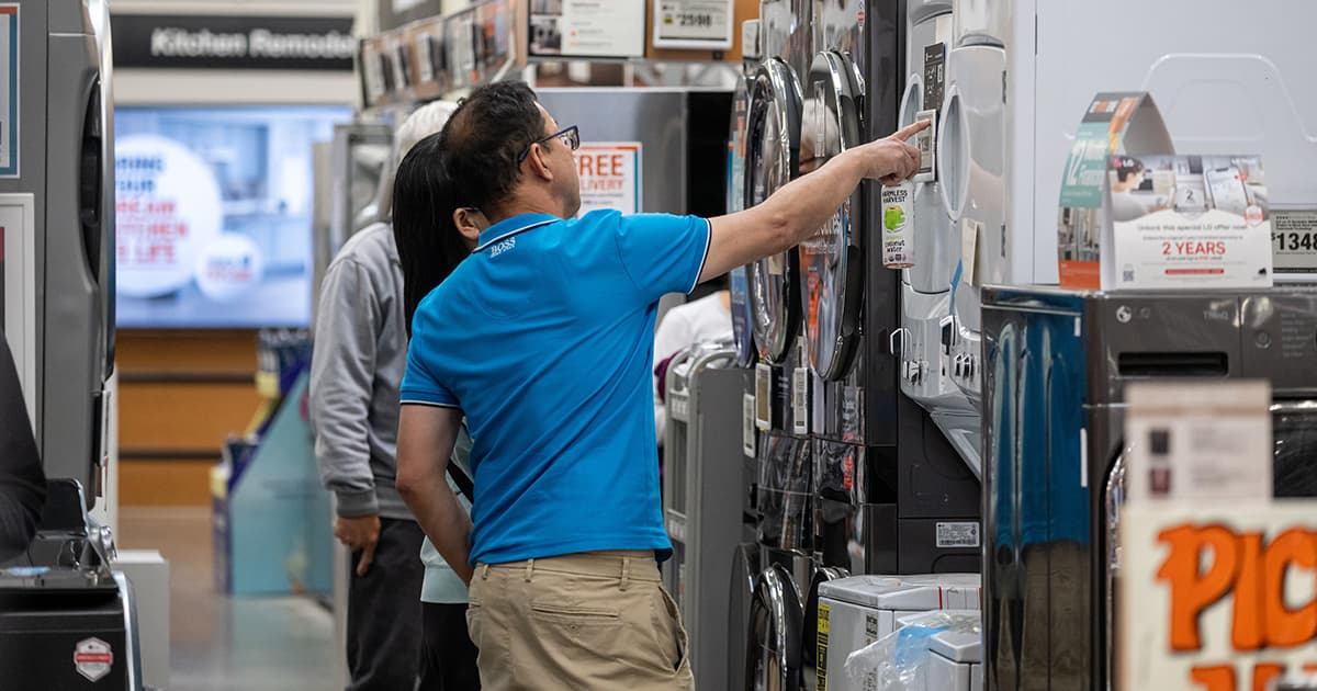 US Economic Growth Slows to 1.5% Amid Persistent Inflation